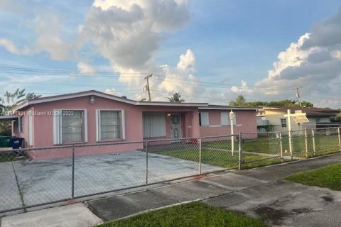 Casa en venta en Miami Gardens, Florida, 4 dormitorios № 694270 - foto 1