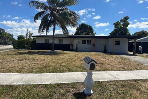 Villa ou maison à vendre à Miami Gardens, Floride: 4 chambres, 138.8 m2 № 1145748 - photo 2