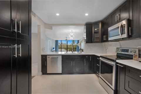 Condo in Pembroke Pines, Florida, 2 bedrooms  № 1281285 - photo 12