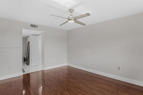 Condo in Pembroke Pines, Florida, 2 bedrooms  № 1281285 - photo 22