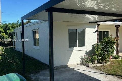 House in Miami Gardens, Florida 3 bedrooms, 107.4 sq.m. № 1386099 - photo 5