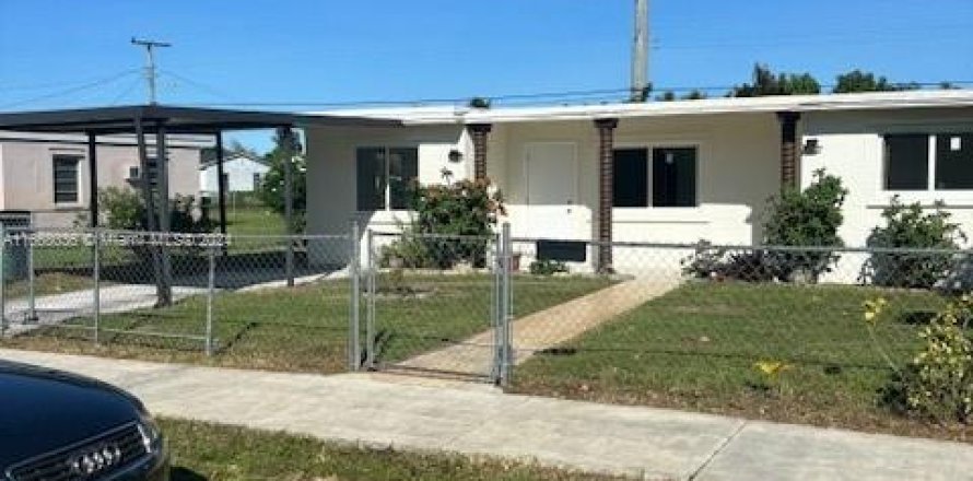 House in Miami Gardens, Florida 3 bedrooms, 107.4 sq.m. № 1386099