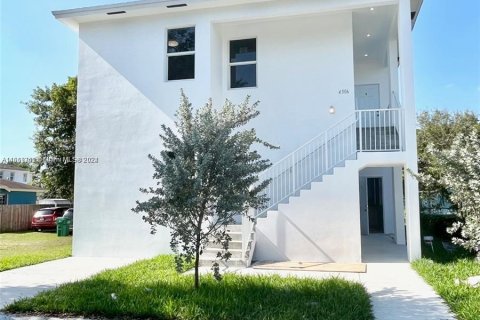 House in Miami, Florida 4 bedrooms, 111.48 sq.m. № 1386188 - photo 2