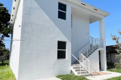 House in Miami, Florida 4 bedrooms, 111.48 sq.m. № 1386188 - photo 1