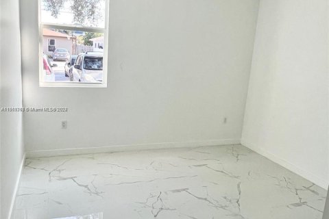 House in Miami, Florida 4 bedrooms, 111.48 sq.m. № 1386188 - photo 7