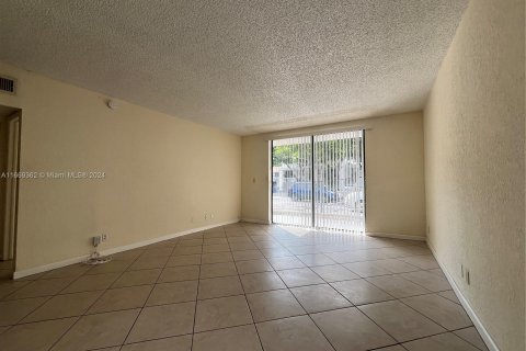 Condo in Sunrise, Florida, 2 bedrooms  № 1386189 - photo 3