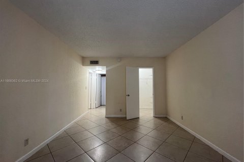 Condo in Sunrise, Florida, 2 bedrooms  № 1386189 - photo 7