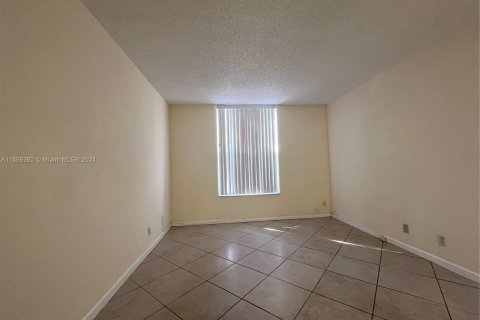 Condo in Sunrise, Florida, 2 bedrooms  № 1386189 - photo 9