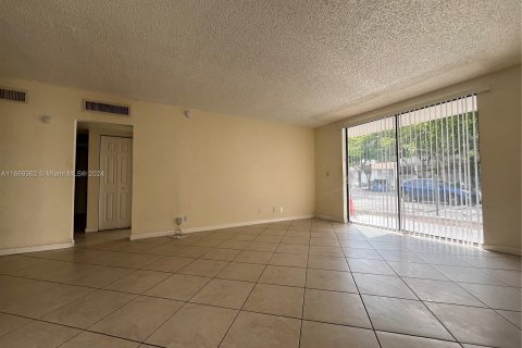 Condo in Sunrise, Florida, 2 bedrooms  № 1386189 - photo 13