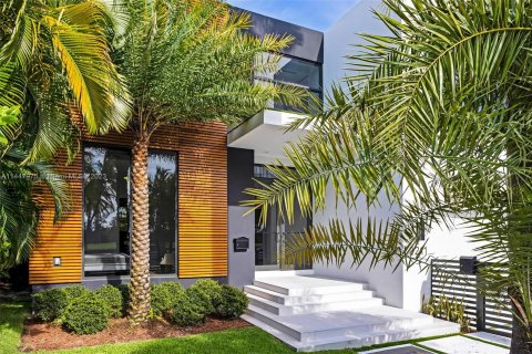 Villa ou maison à vendre à Miami Beach, Floride: 5 chambres, 434.78 m2 № 705322 - photo 3