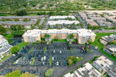 Condo in Miami, Florida, 3 bedrooms  № 1380025 - photo 1