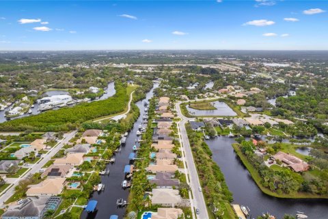 House in Stuart, Florida 4 bedrooms, 238.57 sq.m. № 1093809 - photo 2