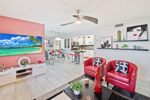 Condo in Greenacres, Florida, 1 bedroom  № 1320924 - photo 6