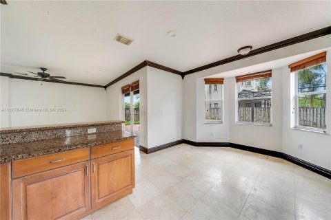 House in Miami, Florida 5 bedrooms, 247.4 sq.m. № 1281815 - photo 20