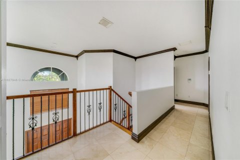 House in Miami, Florida 5 bedrooms, 247.4 sq.m. № 1281815 - photo 25