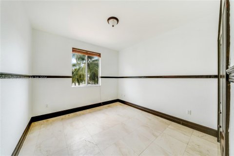 House in Miami, Florida 5 bedrooms, 247.4 sq.m. № 1281815 - photo 28