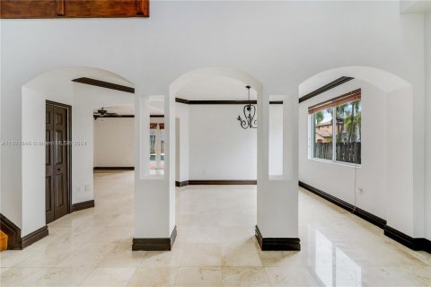 House in Miami, Florida 5 bedrooms, 247.4 sq.m. № 1281815 - photo 8