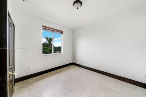 House in Miami, Florida 5 bedrooms, 247.4 sq.m. № 1281815 - photo 26