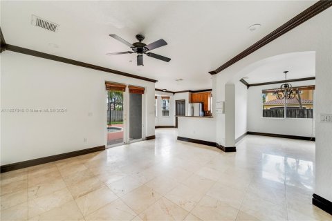 House in Miami, Florida 5 bedrooms, 247.4 sq.m. № 1281815 - photo 13