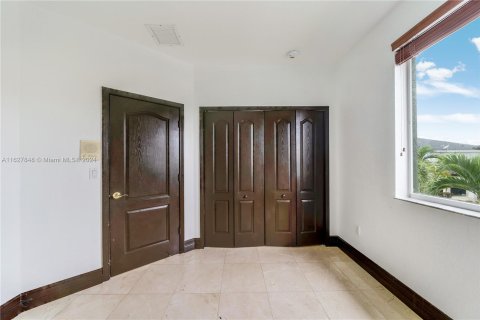 House in Miami, Florida 5 bedrooms, 247.4 sq.m. № 1281815 - photo 27