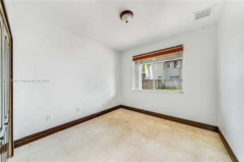 House in Miami, Florida 5 bedrooms, 247.4 sq.m. № 1281815 - photo 21