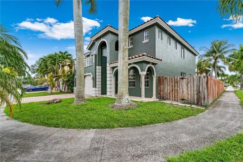 House in Miami, Florida 5 bedrooms, 247.4 sq.m. № 1281815 - photo 3