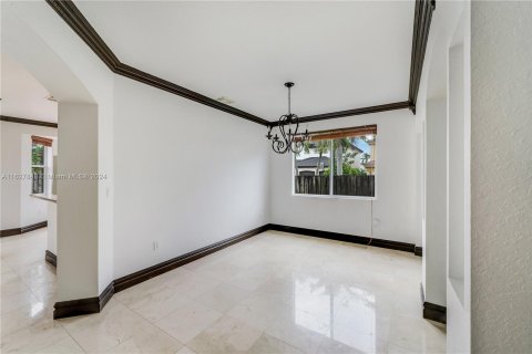 House in Miami, Florida 5 bedrooms, 247.4 sq.m. № 1281815 - photo 9