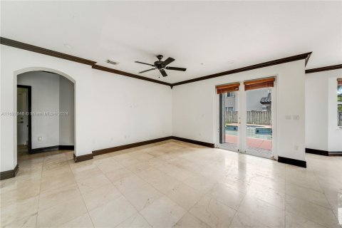 House in Miami, Florida 5 bedrooms, 247.4 sq.m. № 1281815 - photo 12