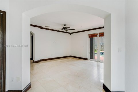 House in Miami, Florida 5 bedrooms, 247.4 sq.m. № 1281815 - photo 11