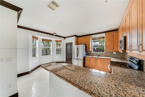 House in Miami, Florida 5 bedrooms, 247.4 sq.m. № 1281815 - photo 16