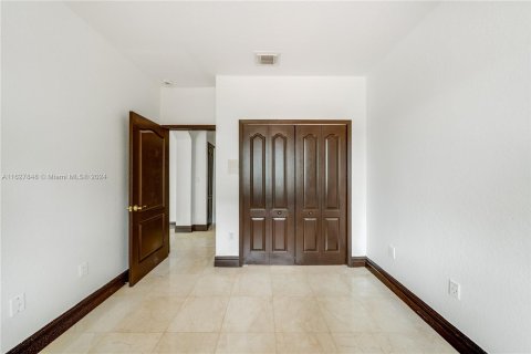 House in Miami, Florida 5 bedrooms, 247.4 sq.m. № 1281815 - photo 22