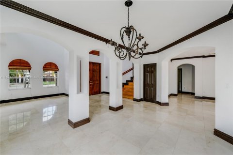 House in Miami, Florida 5 bedrooms, 247.4 sq.m. № 1281815 - photo 10