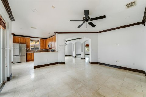 House in Miami, Florida 5 bedrooms, 247.4 sq.m. № 1281815 - photo 14