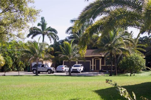 Villa ou maison à vendre à Hialeah Gardens, Floride: 6 chambres, 408.49 m2 № 1281814 - photo 8