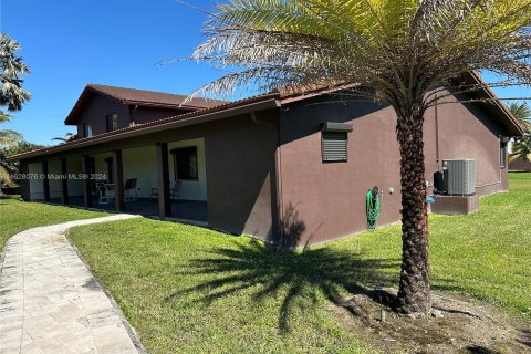 Casa en venta en Hialeah Gardens, Florida, 6 dormitorios, 408.49 m2 № 1281814 - foto 1