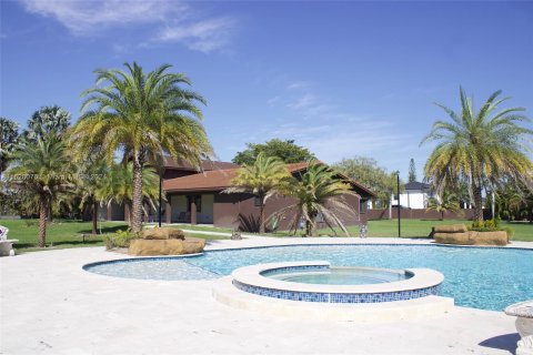 Villa ou maison à vendre à Hialeah Gardens, Floride: 6 chambres, 408.49 m2 № 1281814 - photo 15