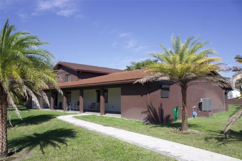 Villa ou maison à vendre à Hialeah Gardens, Floride: 6 chambres, 408.49 m2 № 1281814 - photo 19