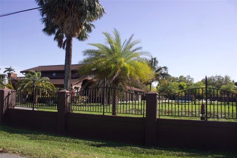 Villa ou maison à vendre à Hialeah Gardens, Floride: 6 chambres, 408.49 m2 № 1281814 - photo 4