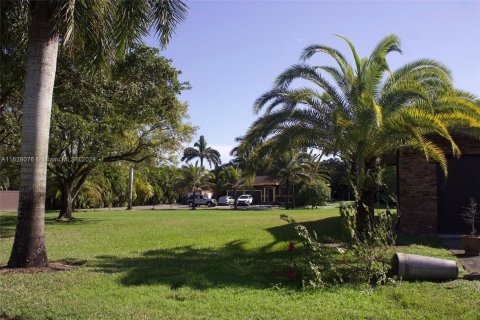 House in Hialeah Gardens, Florida 6 bedrooms, 408.49 sq.m. № 1281814 - photo 9