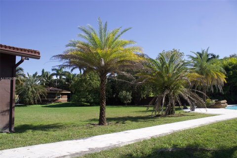 House in Hialeah Gardens, Florida 6 bedrooms, 408.49 sq.m. № 1281814 - photo 10