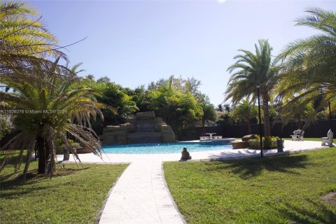 Villa ou maison à vendre à Hialeah Gardens, Floride: 6 chambres, 408.49 m2 № 1281814 - photo 18