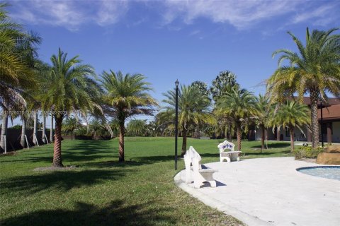 Villa ou maison à vendre à Hialeah Gardens, Floride: 6 chambres, 408.49 m2 № 1281814 - photo 13