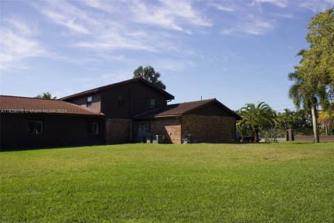 Villa ou maison à vendre à Hialeah Gardens, Floride: 6 chambres, 408.49 m2 № 1281814 - photo 6