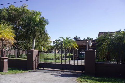 Villa ou maison à vendre à Hialeah Gardens, Floride: 6 chambres, 408.49 m2 № 1281814 - photo 2