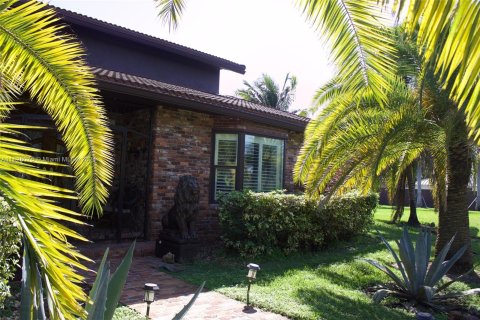 Casa en venta en Hialeah Gardens, Florida, 6 dormitorios, 408.49 m2 № 1281814 - foto 3