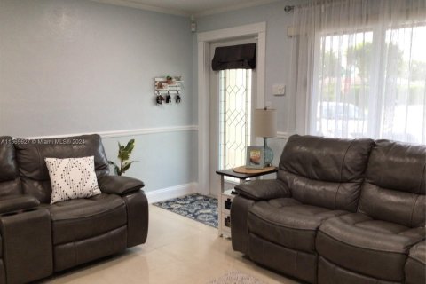 House in Fort Lauderdale, Florida 4 bedrooms, 108.42 sq.m. № 1378645 - photo 5