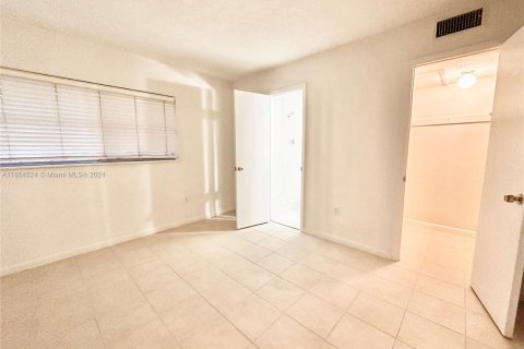 Condo in Pinecrest, Florida, 2 bedrooms  № 1351615 - photo 5