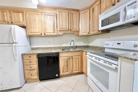 Condo in Pinecrest, Florida, 2 bedrooms  № 1351615 - photo 3