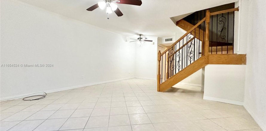 Condominio en Pinecrest, Florida, 2 dormitorios  № 1351615