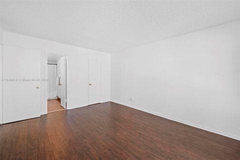 Condo in Oakland Park, Florida, 2 bedrooms  № 1351621 - photo 21